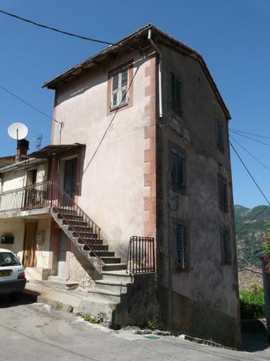 Vue d'ensemble de trois quarts.