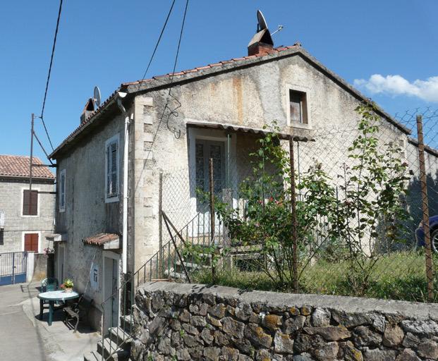 Vue d'ensemble de trois quarts.