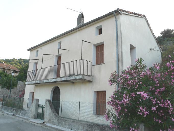 Vue d'ensemble de trois quarts.