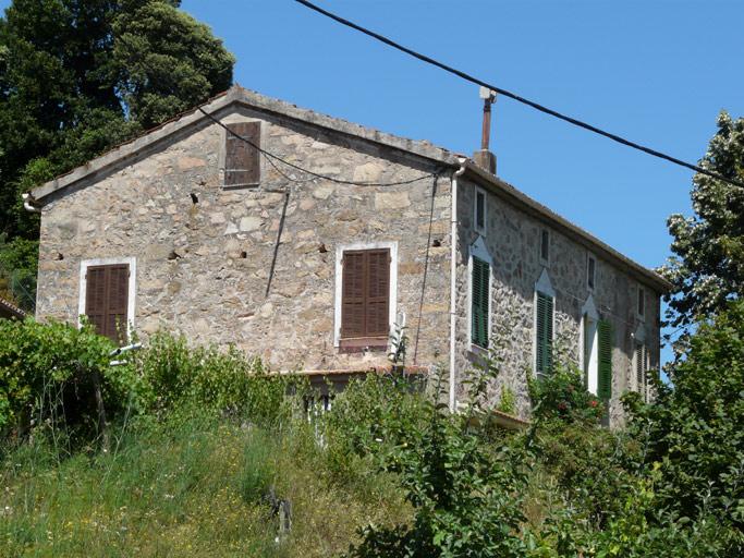 Vue d'ensemble de trois quarts.