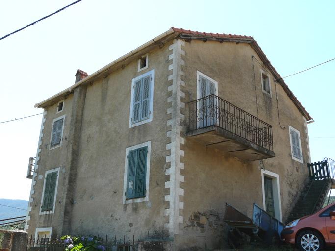 Vue d'ensemble de trois quarts.