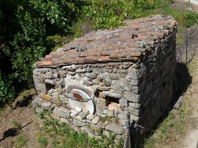 Vue d'ensemble de trois quarts.