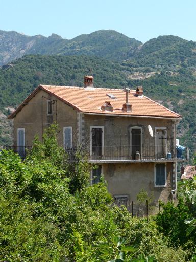 Vue d'ensemble de trois quarts.