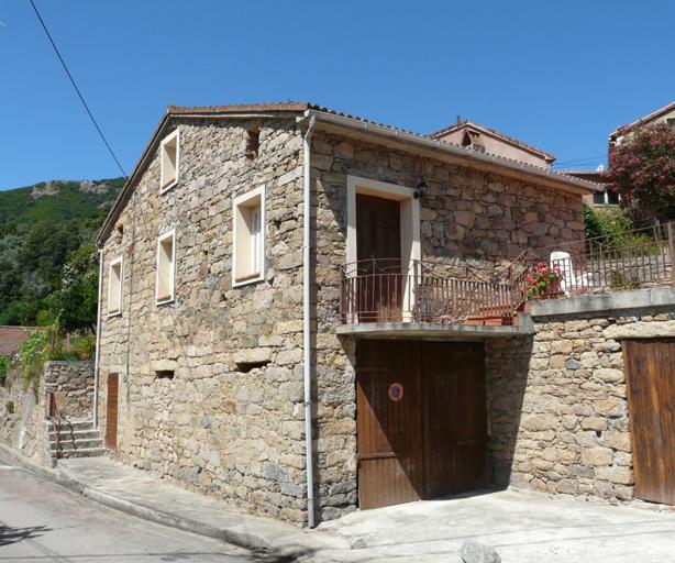 Vue d'ensemble de trois quarts.