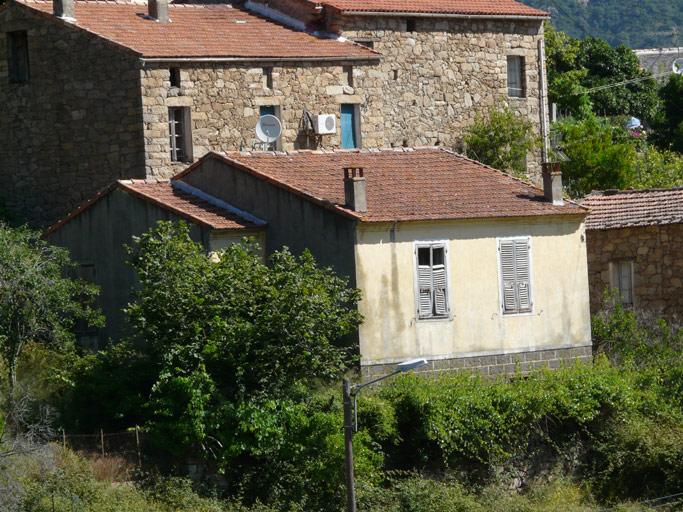 Vue d'ensemble de trois quarts.