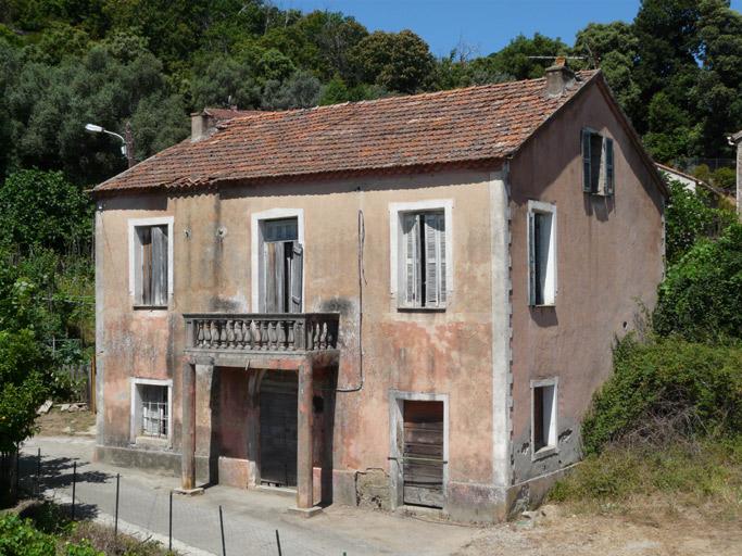 Vue d'ensemble de trois quarts.