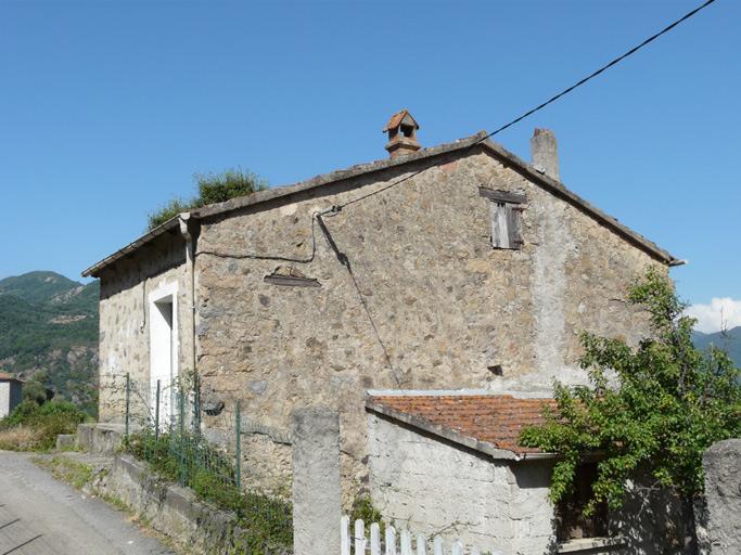 Vue d'ensemble de trois quarts.