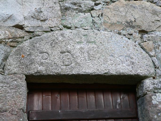 Vue d'ensemble d'un linteau d'une porte de l'élévation antérieure.