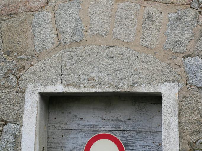 Vue d'ensemble d'un linteau de la porte de l'élévation latérale.
