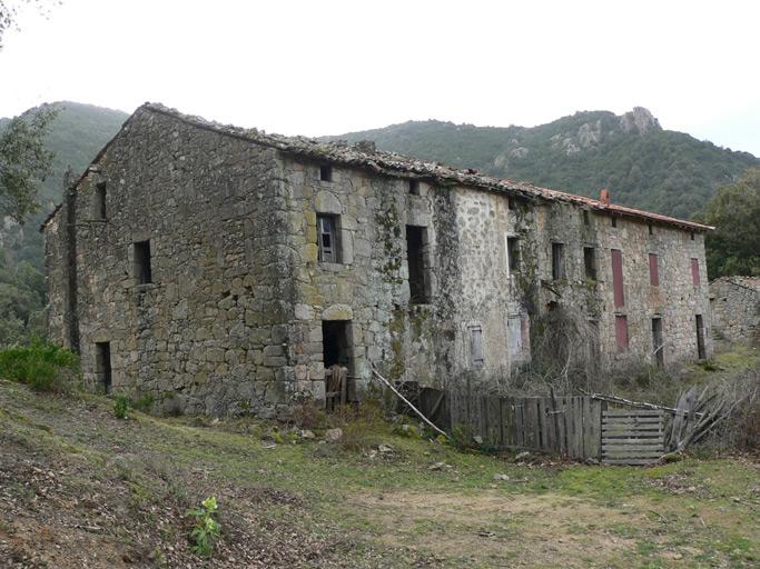 Vue d'ensemble de trois quarts gauche.