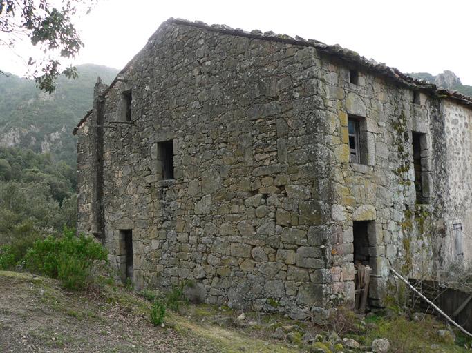Vue d'ensemble de trois quarts.
