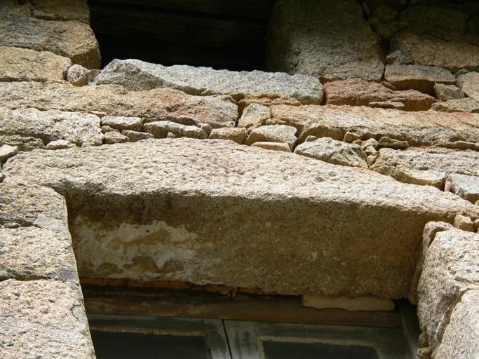 Vue d'ensemble d'un linteau d'une fenêtre de l'élévation postérieure.