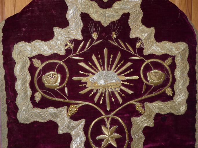 Détail de l'orfroi dorsal.