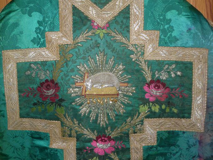 Détail de l'orfroi dorsal.