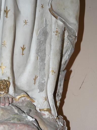 Détail des lacunes de la polychromie.