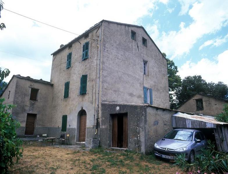 Vue d'ensemble de trois quarts.