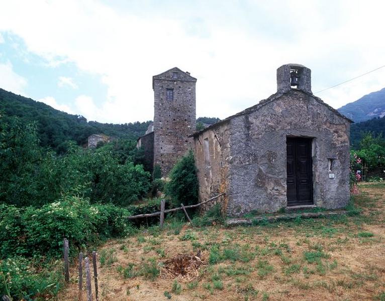 Vue d'ensemble de trois quarts gauche.