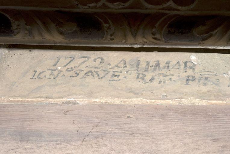 Inscription concernant l'auteur, en italien, peinte sous l'autel.