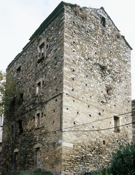 Vue d'ensemble de trois quarts.