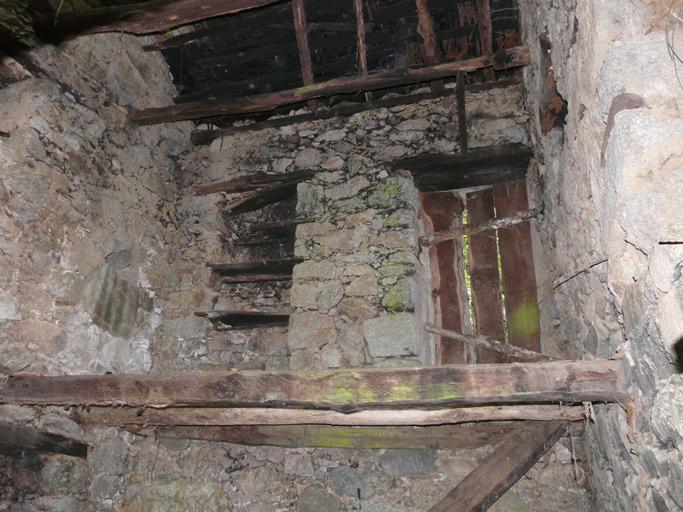Vue intérieure du logement, en rez-de-chaussée surélevé.