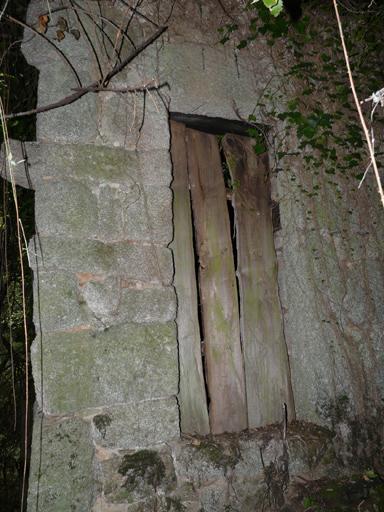 Vue d'ensemble de la porte du rez-de-chaussée surélevé.