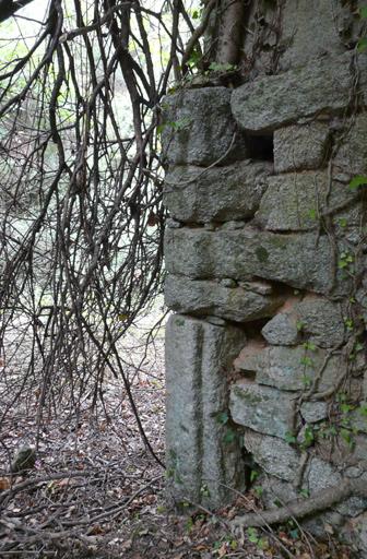 Vue d'un piédroit d'une porte envisagée ou détruite sur l'élévation latérale.