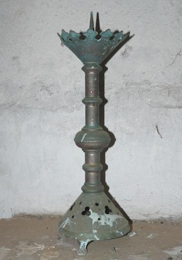 Ensemble de deux chandeliers et d'une croix d'autel (garniture d'autel)