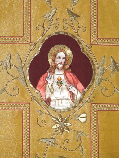 Détail de l'orfroi dorsal : Sacré-Coeur.