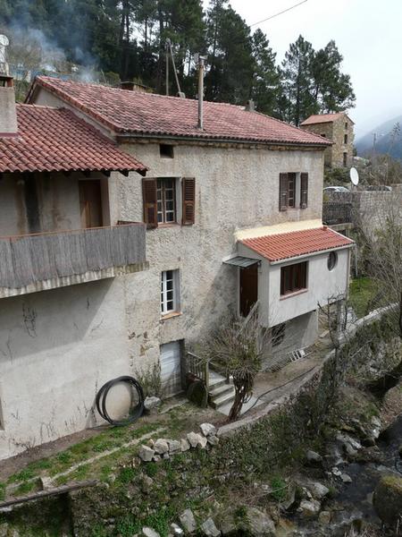 Vue d'ensemble de trois quarts arrière.