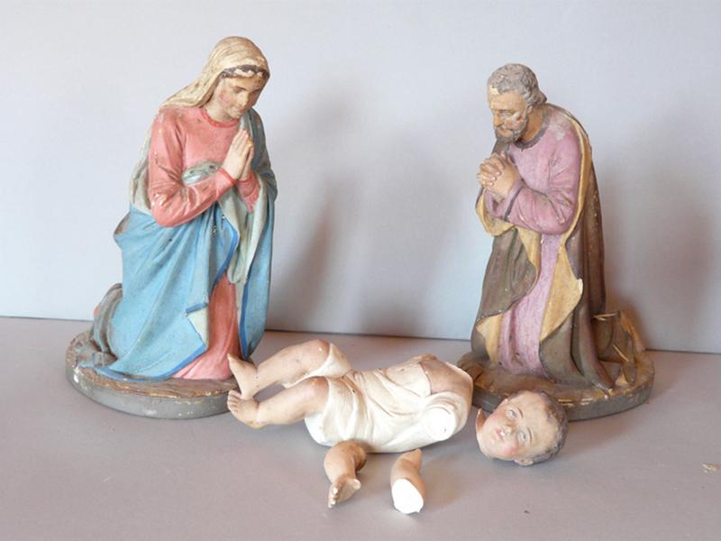 Vue d'ensemble de trois santons : Enfant Jésus, Vierge, saint Joseph.