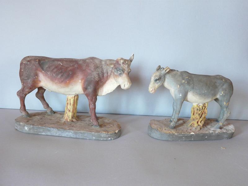 Vue d'ensemble de deux santons : l'âne et le boeuf.