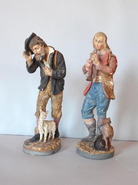 Vue d'ensemble de deux santons : Bergers.