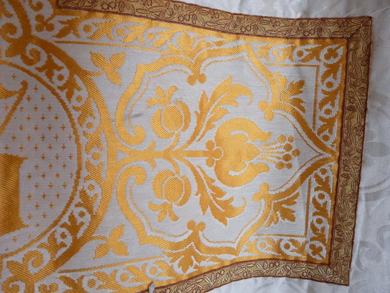 Détail de l'orfroi dorsal.