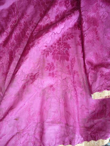 Détail du tissu de fond.