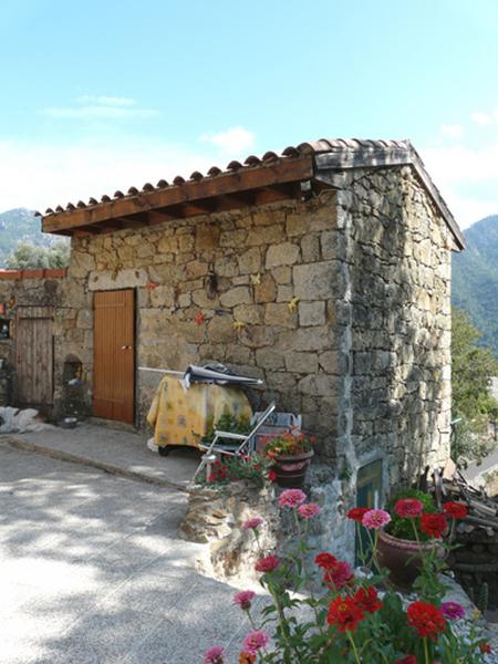 Vue d'ensemble de trois quarts.