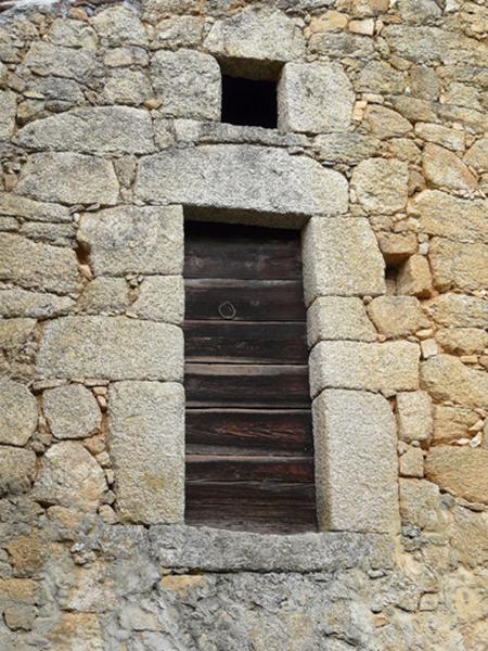 Porte ménagée en étage carré.