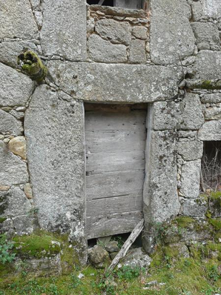 Porte ménagée en rez-de-chaussée surélevé.