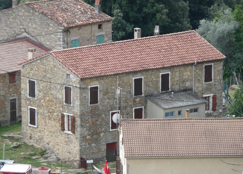 Vue d'ensemble de trois quarts.