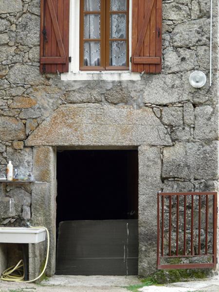 Porte ménagée en étage de soubassement.
