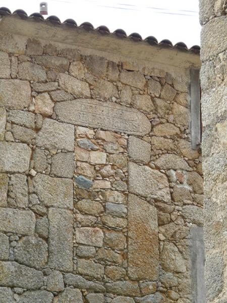 Vue d'ensemble d'une porte murée de l'élévation antérieure.