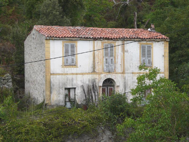 Vue d'ensemble de trois quarts.