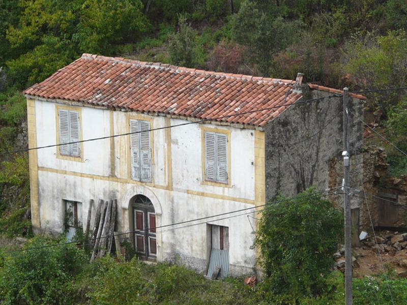 Vue d'ensemble de trois quarts.