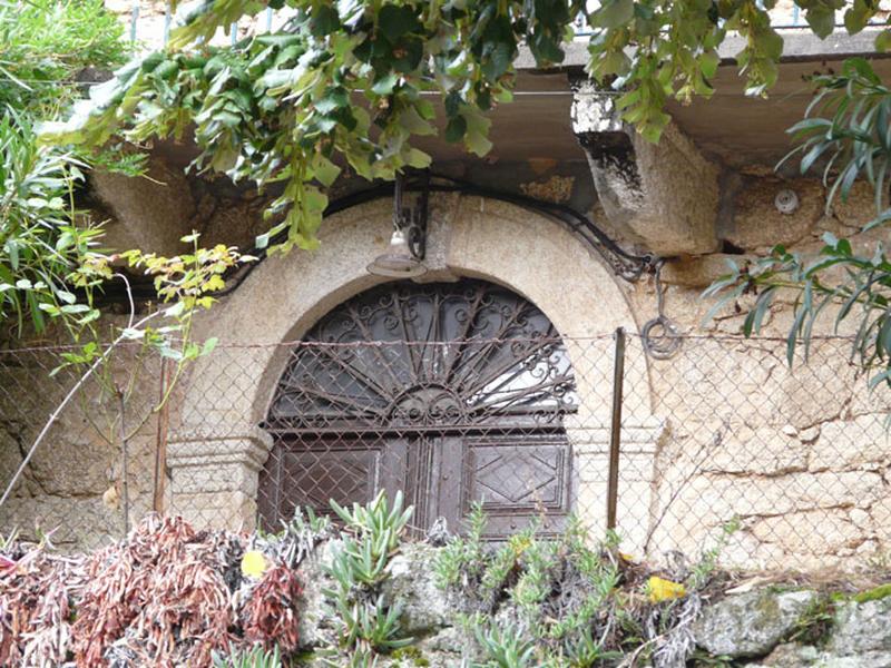 Détail de la porte principale.