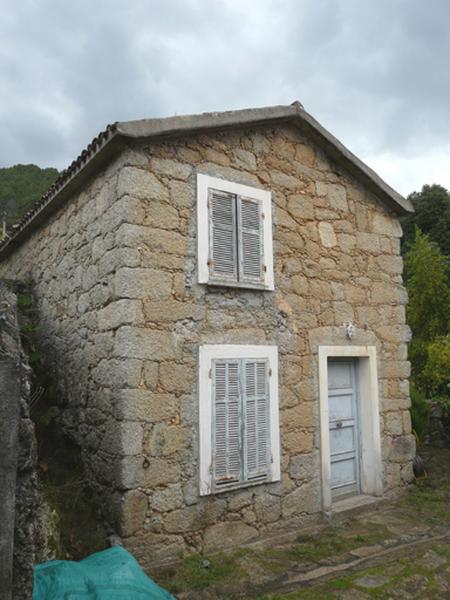 Vue d'ensemble de trois quarts.