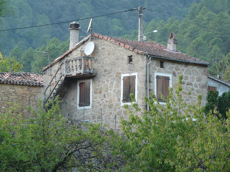 Vue d'ensemble de trois quarts.