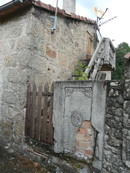 Vue d'ensemble de l'escalier de distribution extérieur.