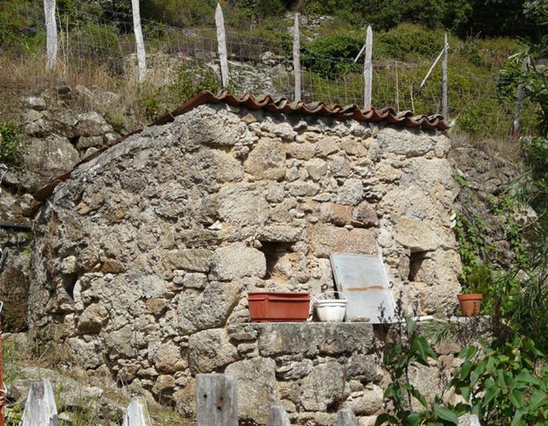 Vue d'ensemble de trois quarts.