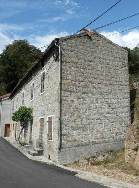 Vue d'ensemble de trois quarts.