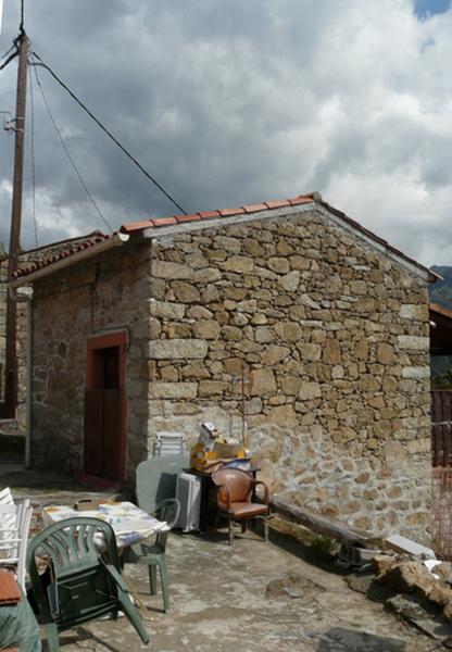 Vue d'ensemble de trois quarts.
