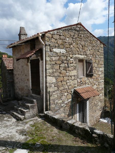 Vue d'ensemble de trois quarts.
